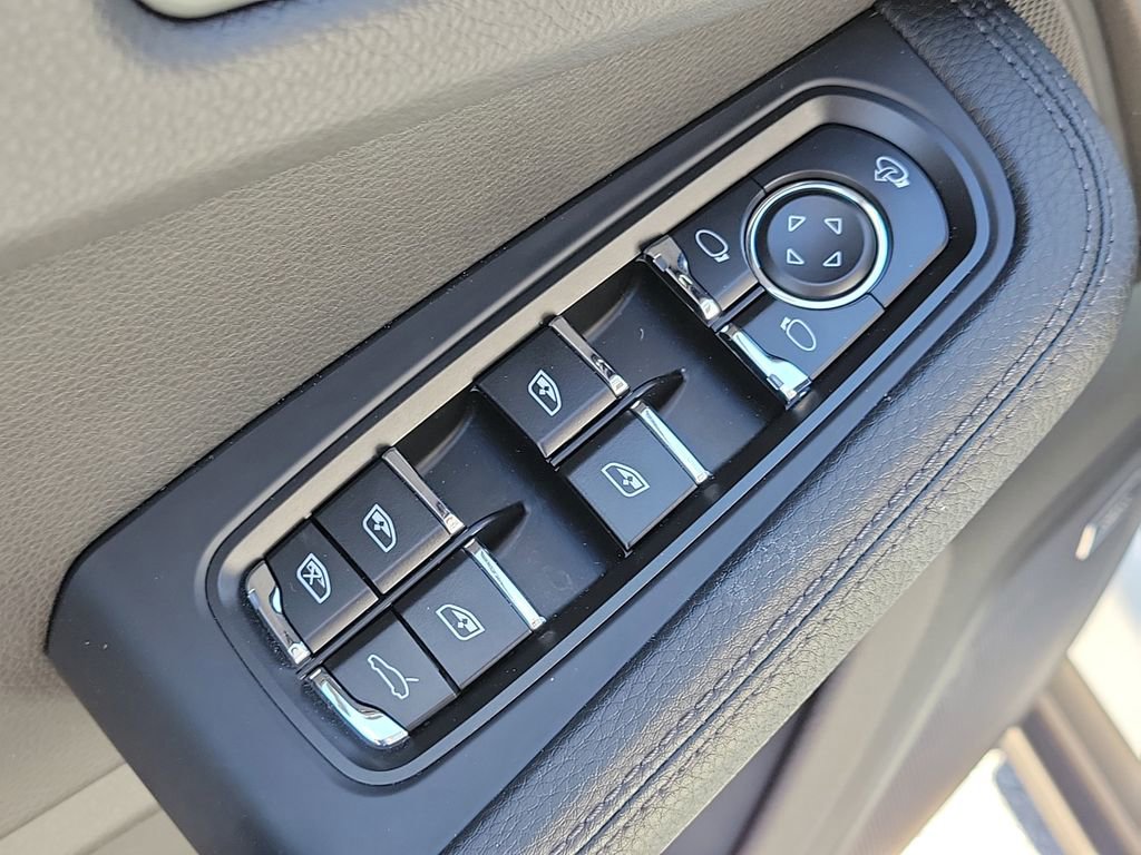 Certified 2025 Porsche Macan image 27