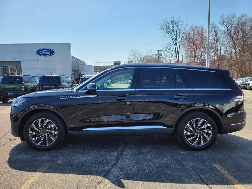 Used 2025 Lincoln Aviator AWD image 2