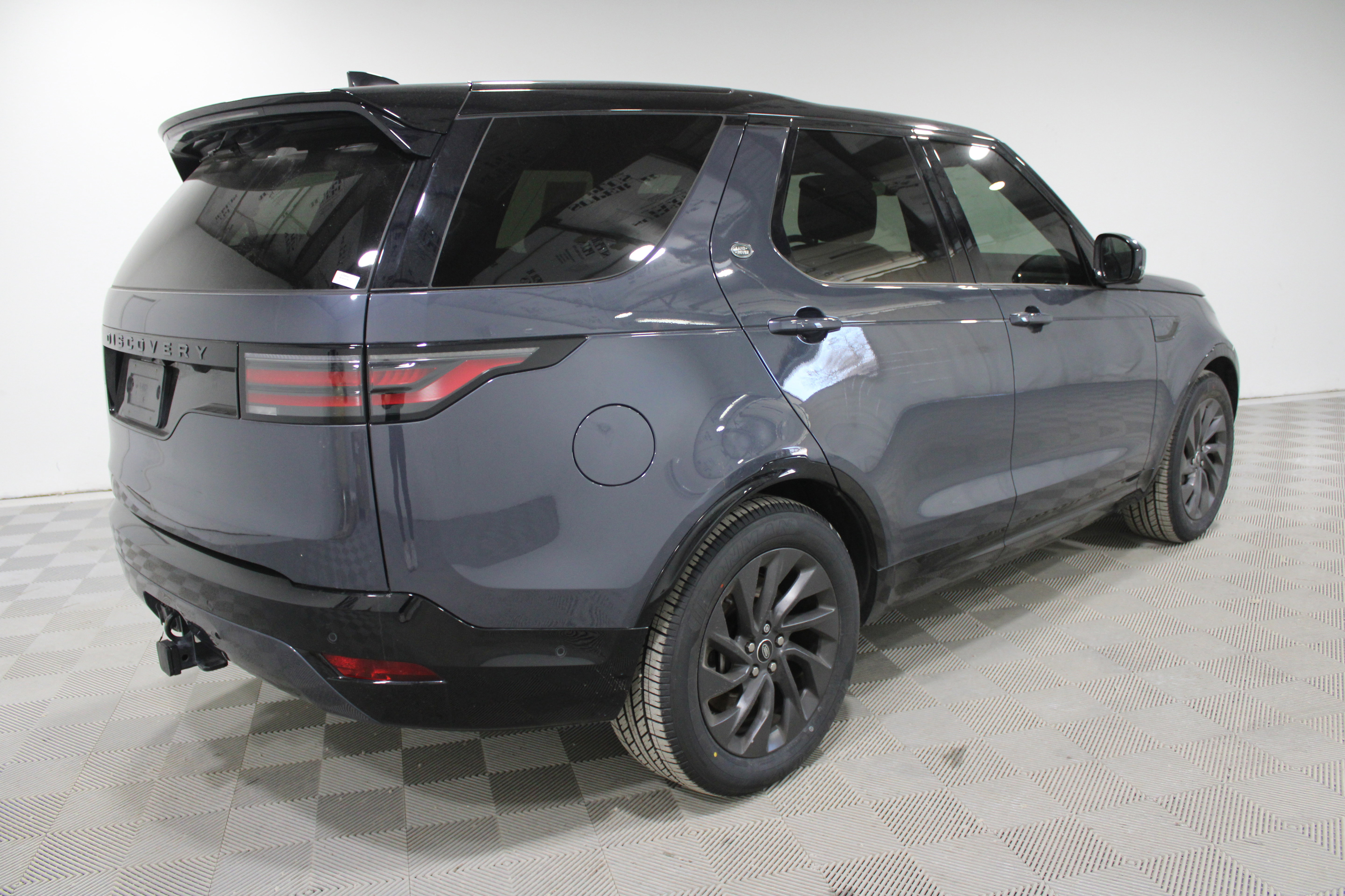 Used 2024 Land Rover Discovery Dynamic SE AWD/4WD image 30