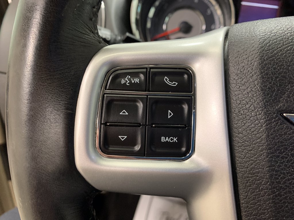 Used 2016 Chrysler Town & Country Touring FWD image 23