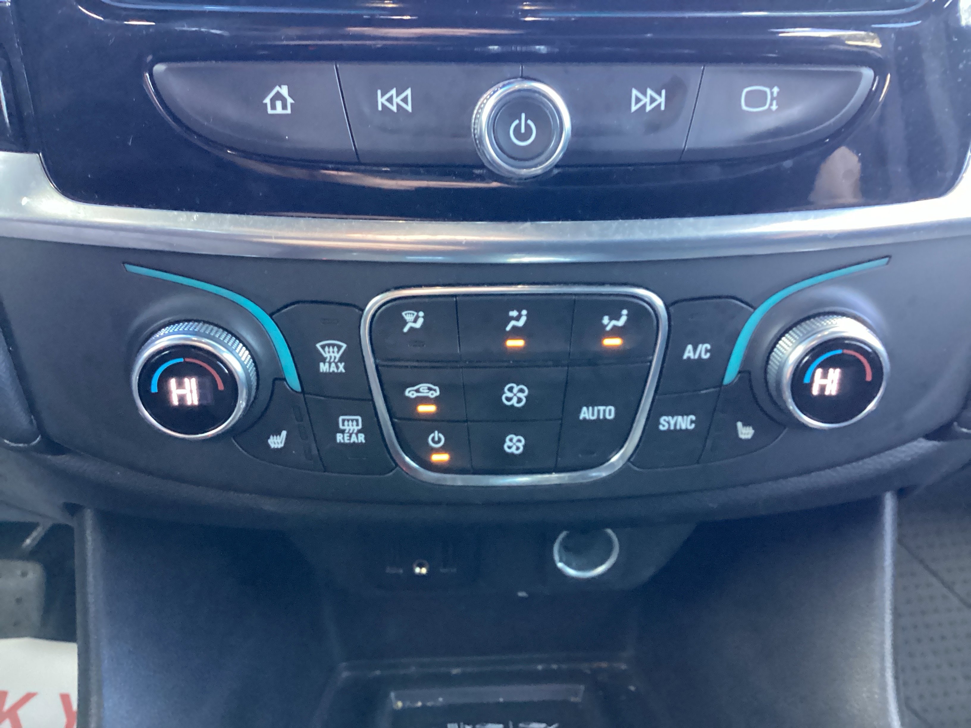 Used 2023 Chevrolet Traverse LT image 24