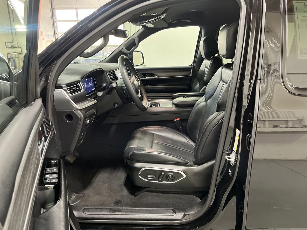 Used 2024 Jeep Wagoneer L Series II w/ Flexible Seating Group image 23