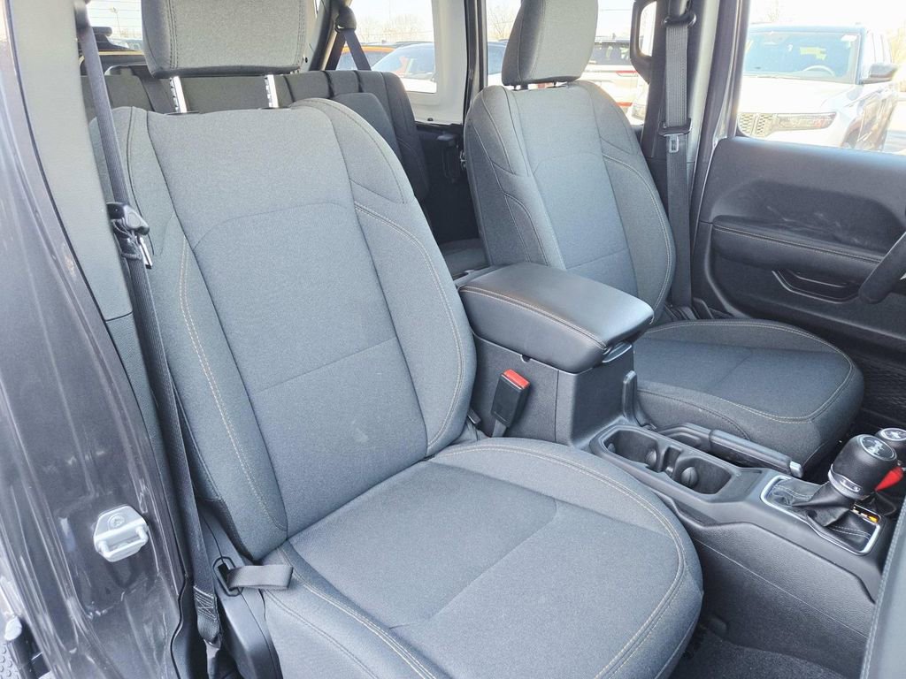 Used 2025 Jeep Wrangler Unlimited Sahara image 16