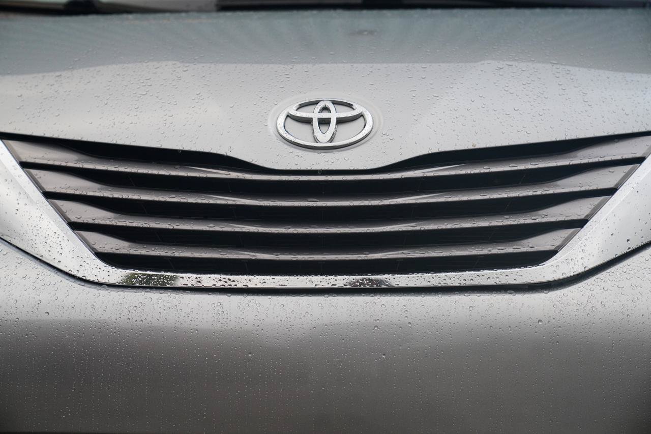 Used 2015 Toyota Sienna XLE w/ XLE Navigation Package AWD/4WD image 4
