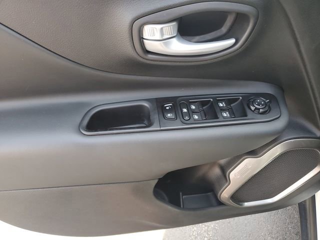 Used 2023 Jeep Renegade Latitude w/ Premium Group AWD/4WD image 19