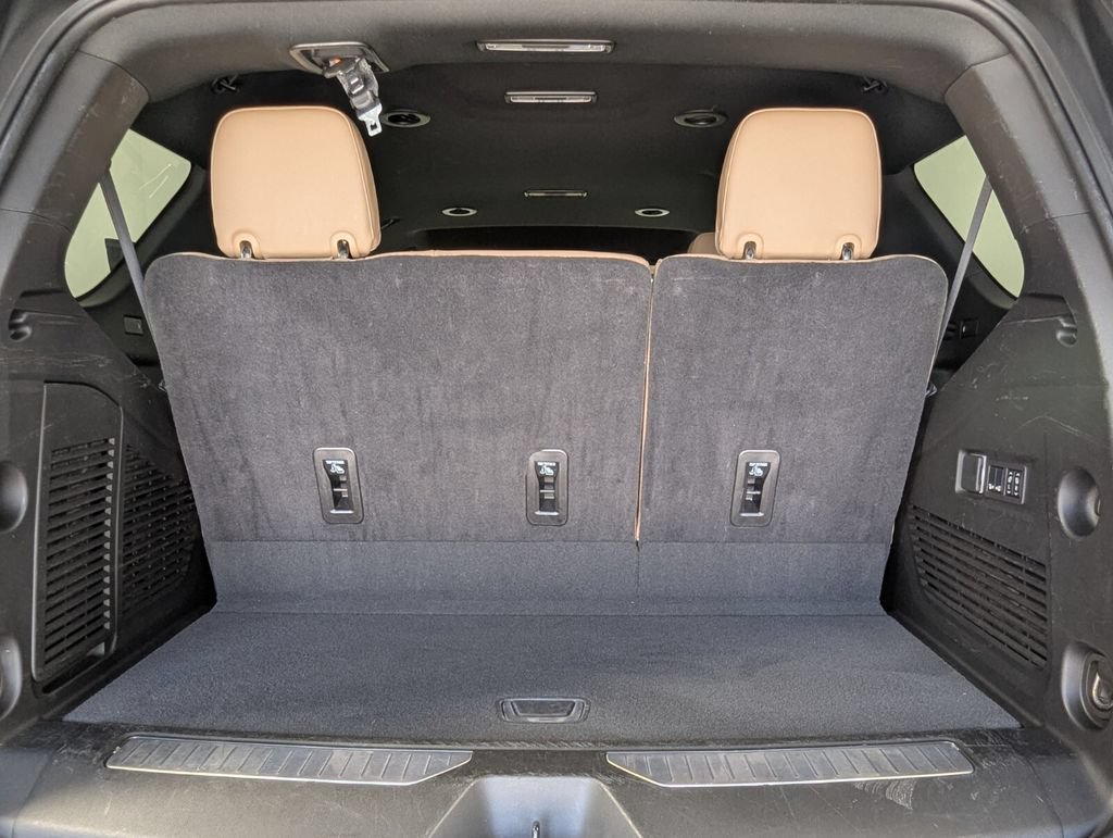 Used 2024 Chevrolet Tahoe Premier AWD/4WD image 25