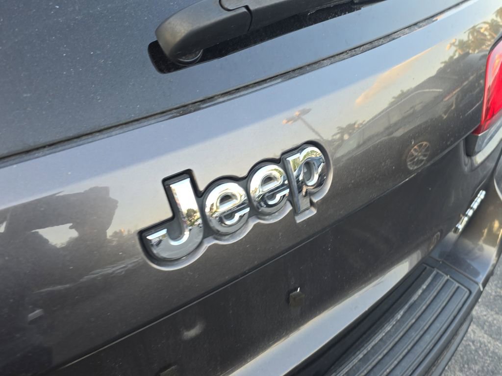 Used 2019 Jeep Grand Cherokee Laredo image 6