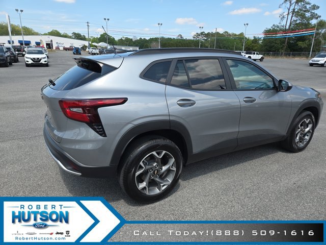 Used 2025 Chevrolet Trax LT w/ Driver Confidence Package FWD image 6