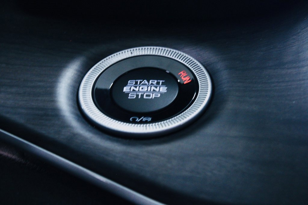 Used 2024 Jeep Grand Cherokee Limited w/ Black Appearance Package image 16