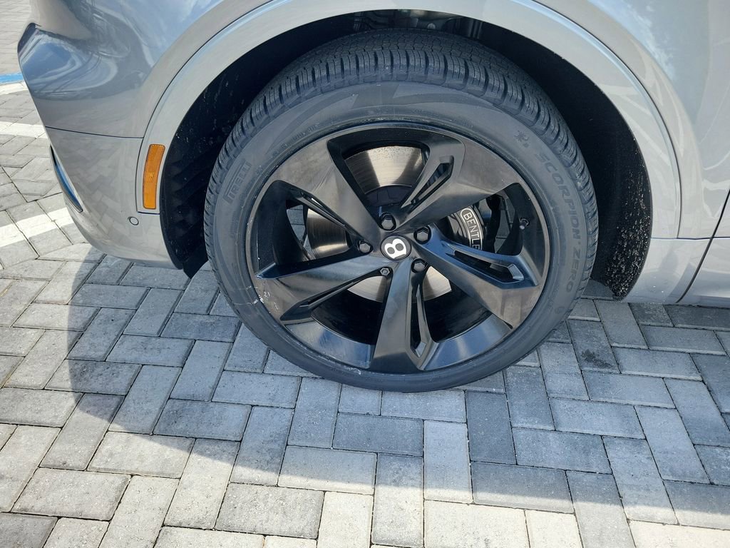 Used 2021 Bentley Bentayga AWD/4WD image 13