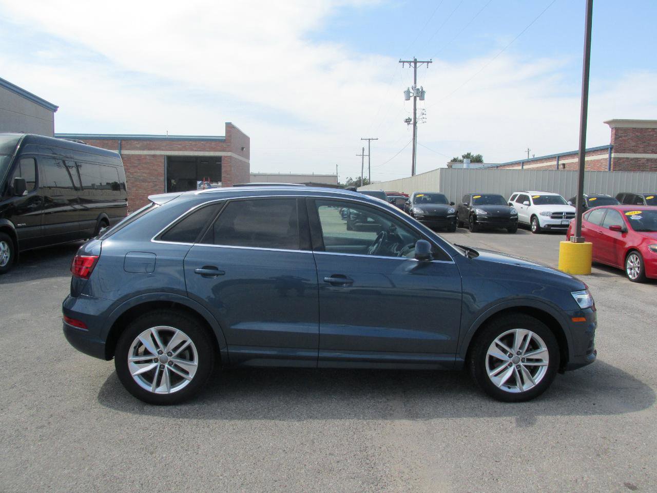 Used 2017 Audi Q3 2.0T Premium Plus w/ Premium Plus Package FWD image 5