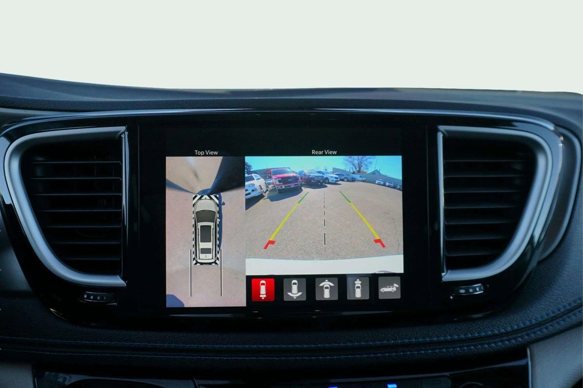 Used 2021 Chrysler Pacifica Touring-L image 29