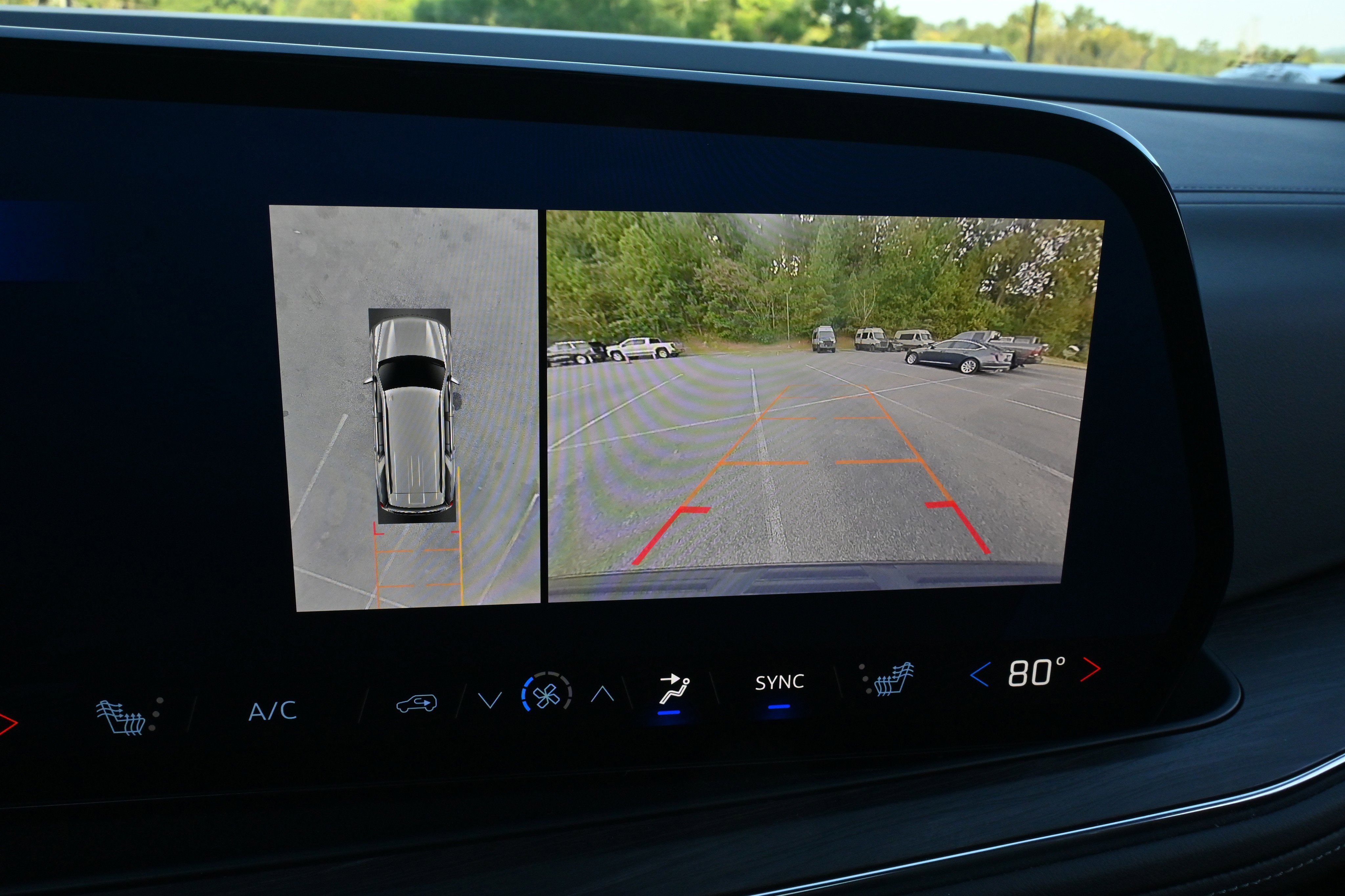 Used 2025 Chevrolet Tahoe Z71 w/ Comfort Package image 30