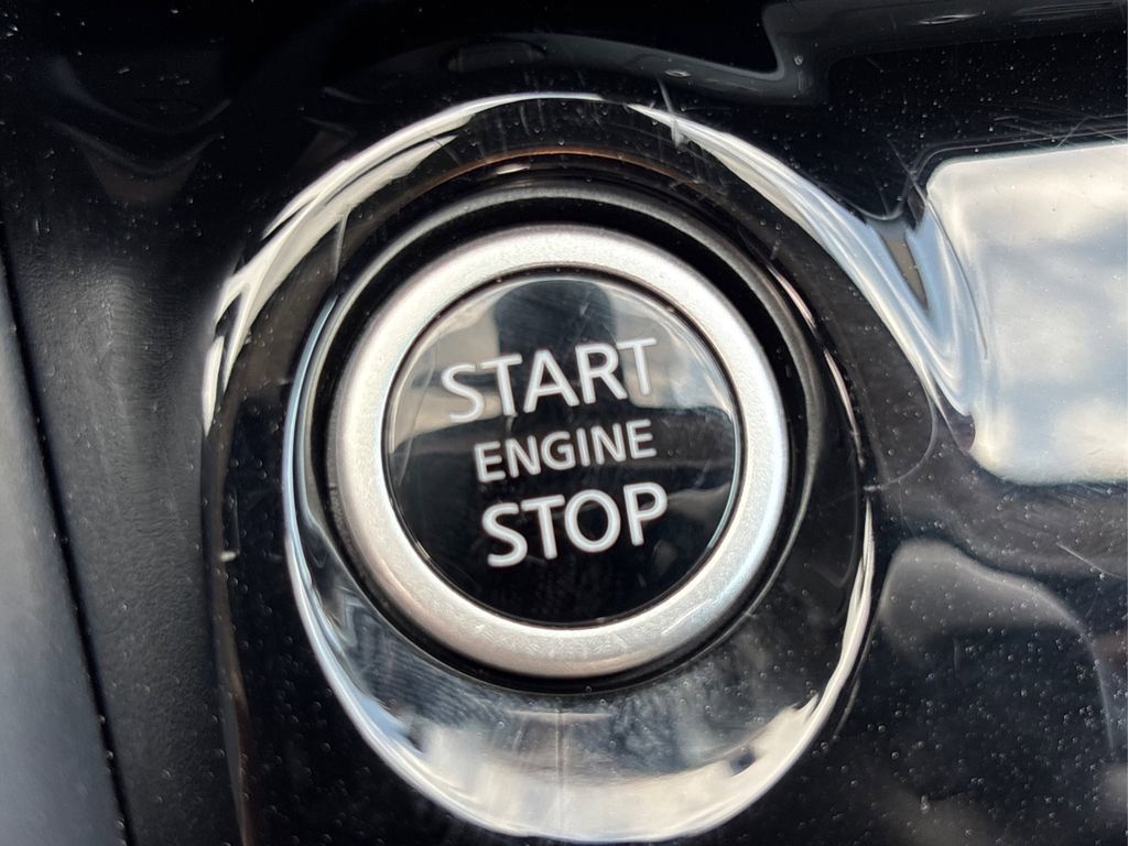 Used 2025 Nissan Versa SV w/ Trunk Package image 28