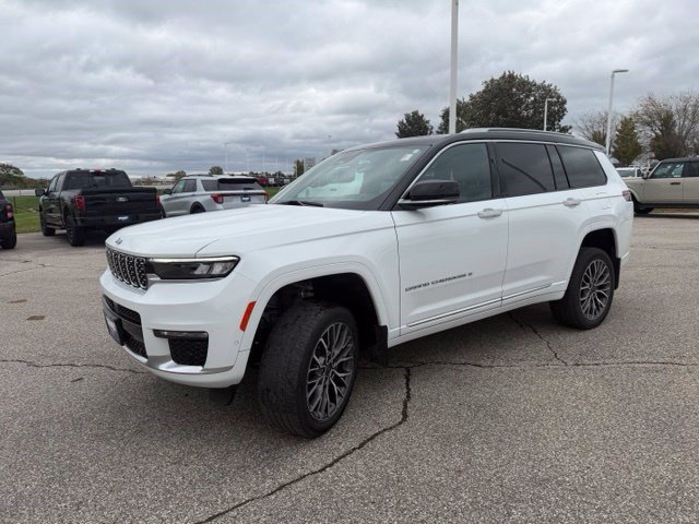 Used 2023 Jeep Grand Cherokee L Summit AWD/4WD image 3