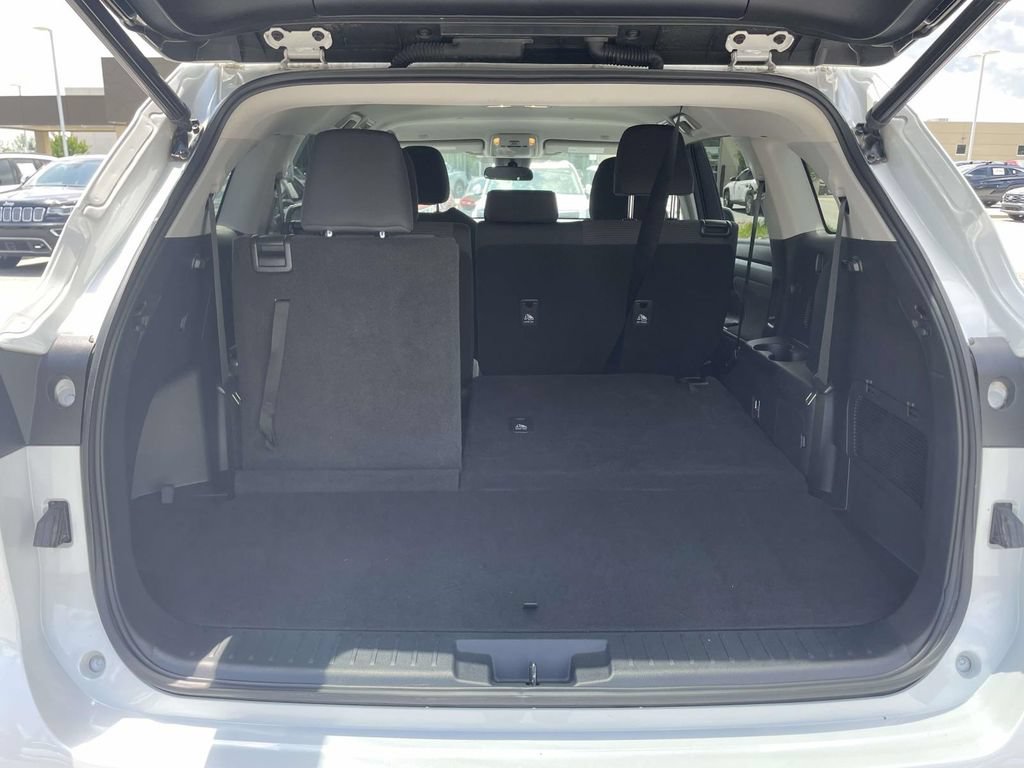 Used 2023 Toyota Highlander LE FWD image 31