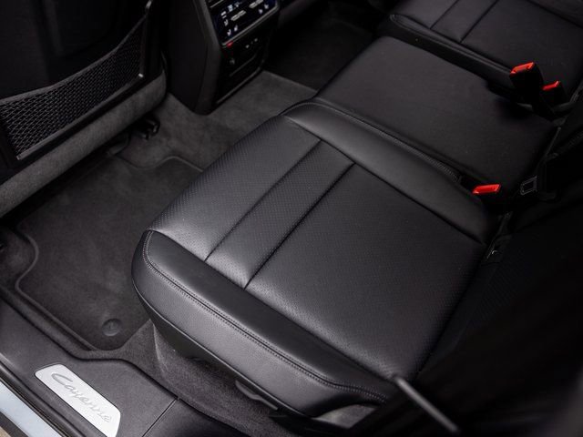 Certified 2025 Porsche Cayenne AWD/4WD image 29