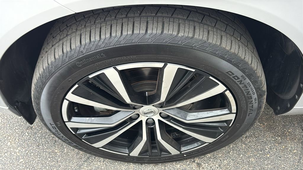 Certified 2025 Volvo XC60 B5 Plus AWD/4WD image 33