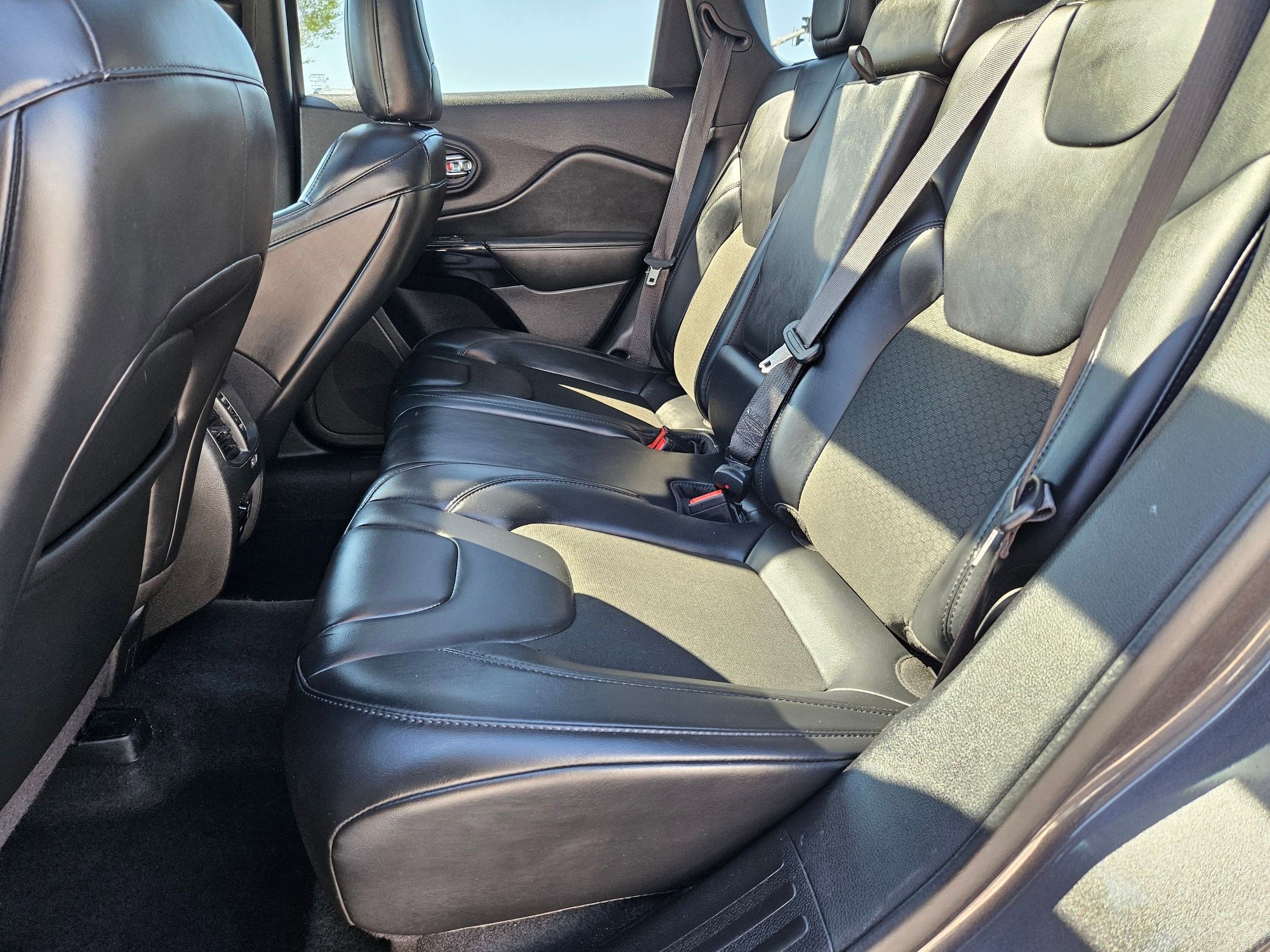 Used 2020 Jeep Cherokee Latitude Plus w/ Cold Weather Group AWD/4WD image 29