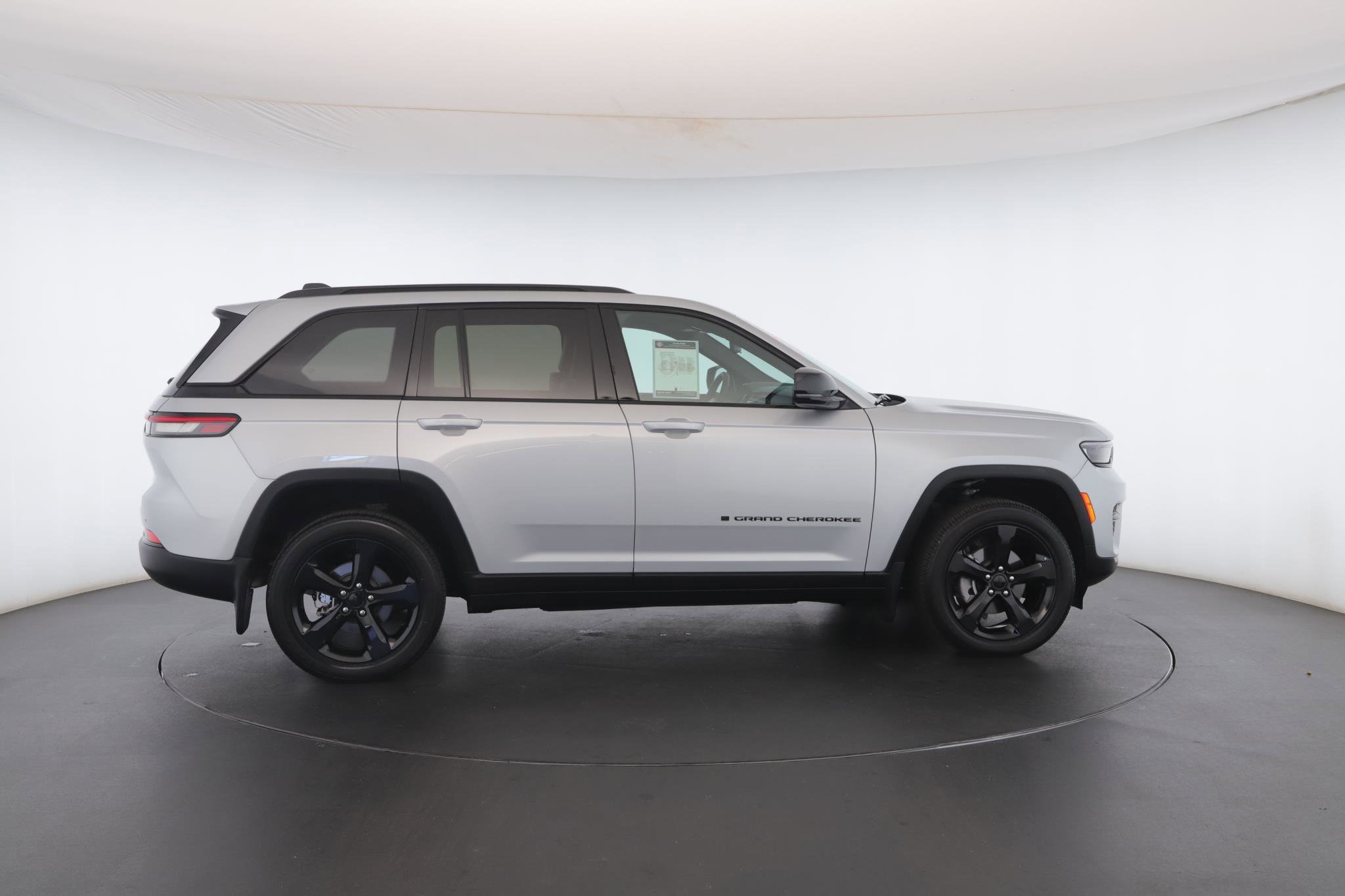 Used 2024 Jeep Grand Cherokee Altitude image 30
