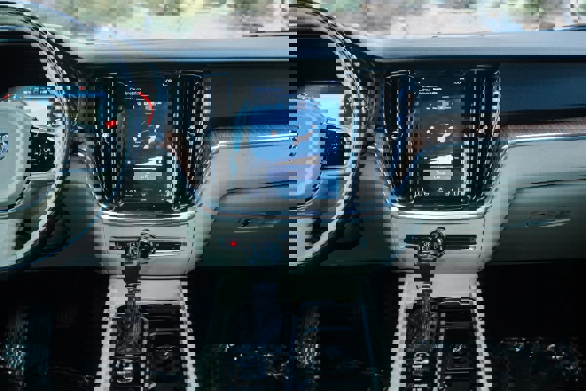 Used 2020 Volvo S60 T6 Momentum image 25