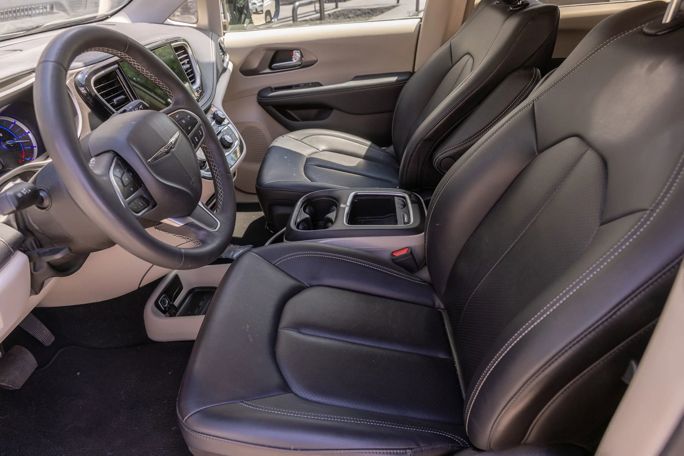 Used 2024 Chrysler Pacifica Limited FWD image 18