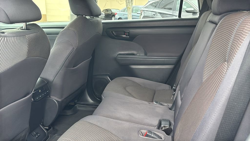 Used 2023 Toyota Highlander L image 29