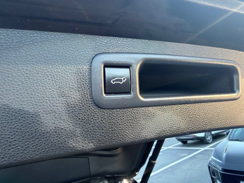 Used 2021 Toyota Highlander XLE AWD/4WD image 19