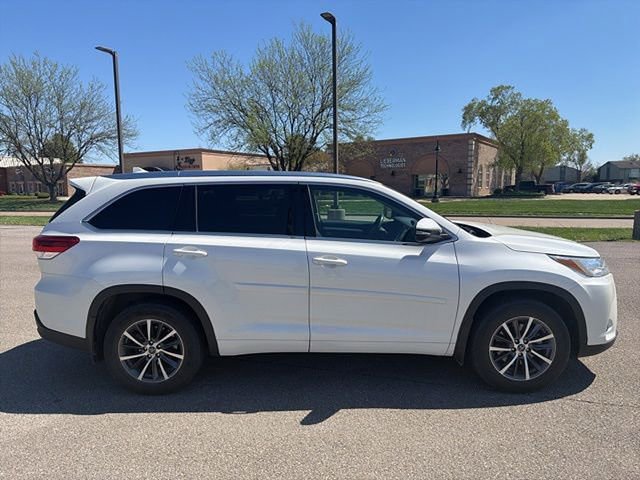 Used 2018 Toyota Highlander XLE image 12