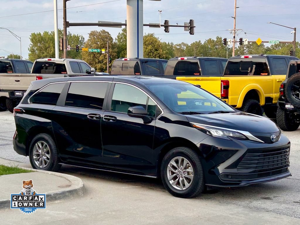 Used 2025 Toyota Sienna LE FWD image 7