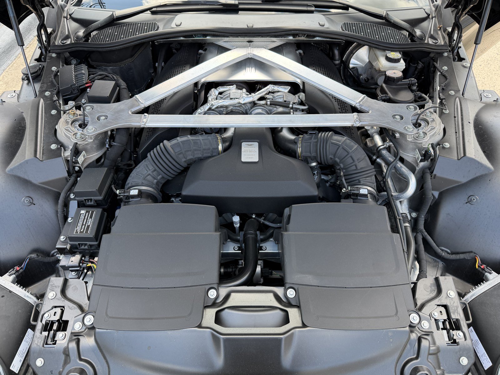 Used 2022 Aston Martin V8 Vantage Coupe RWD image 18