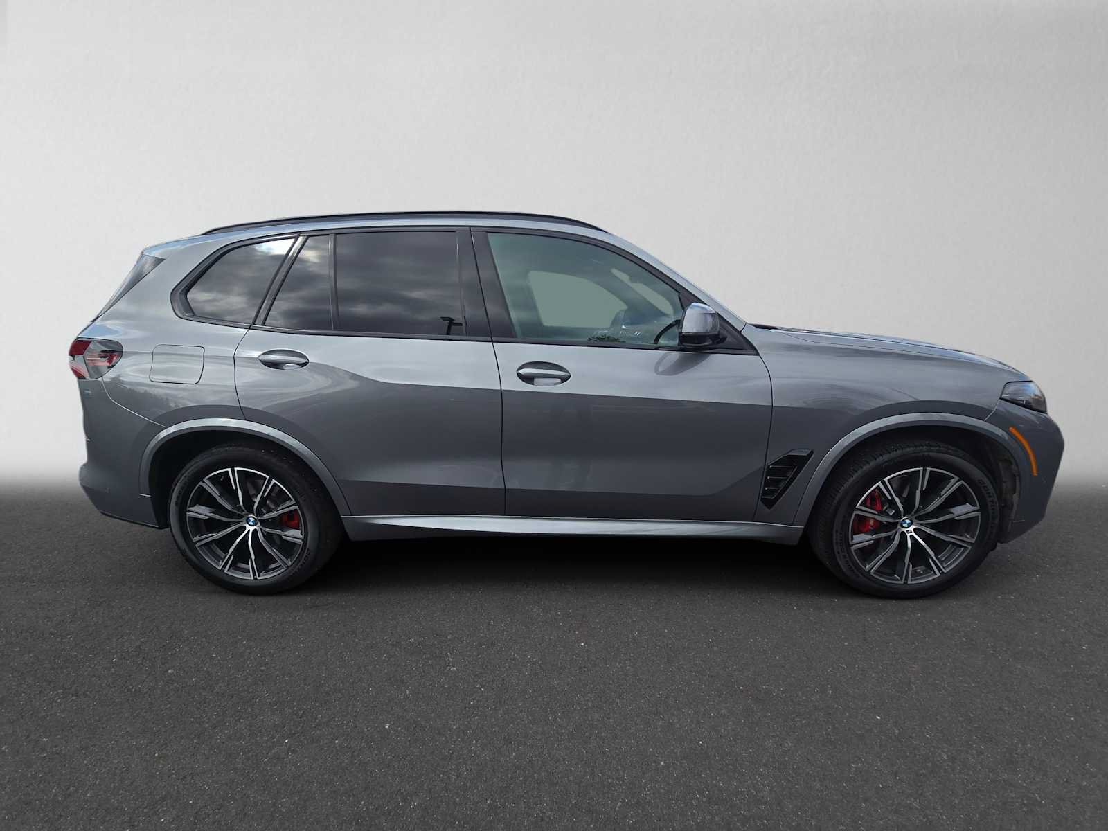 Used 2026 BMW X5 xDrive40i w/ M Sport Package AWD/4WD image 2
