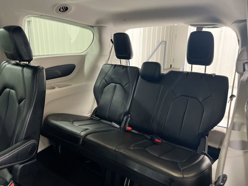 Used 2024 Chrysler Pacifica Touring-L image 23