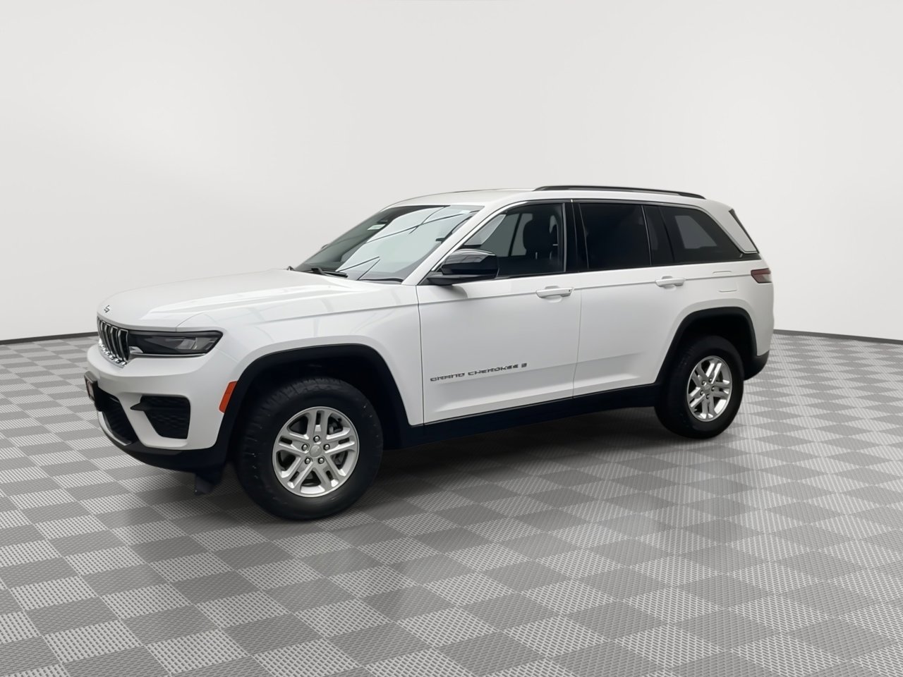 Used 2023 Jeep Grand Cherokee Laredo image 31