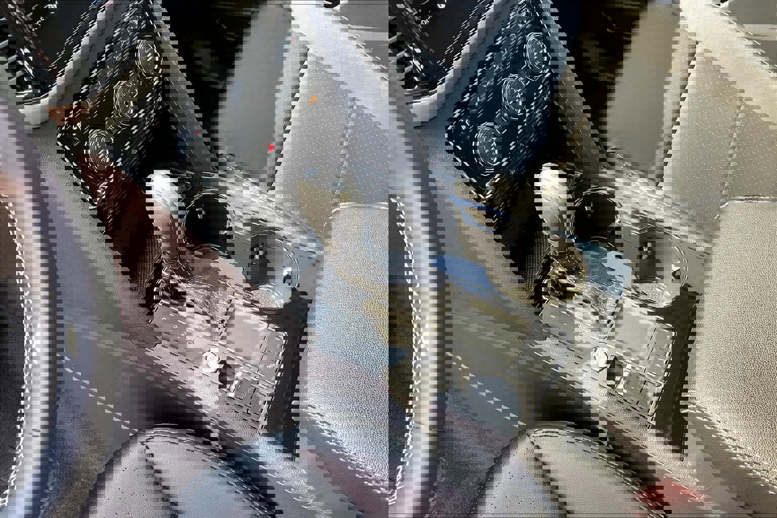 Used 2022 Volkswagen Atlas SE image 16