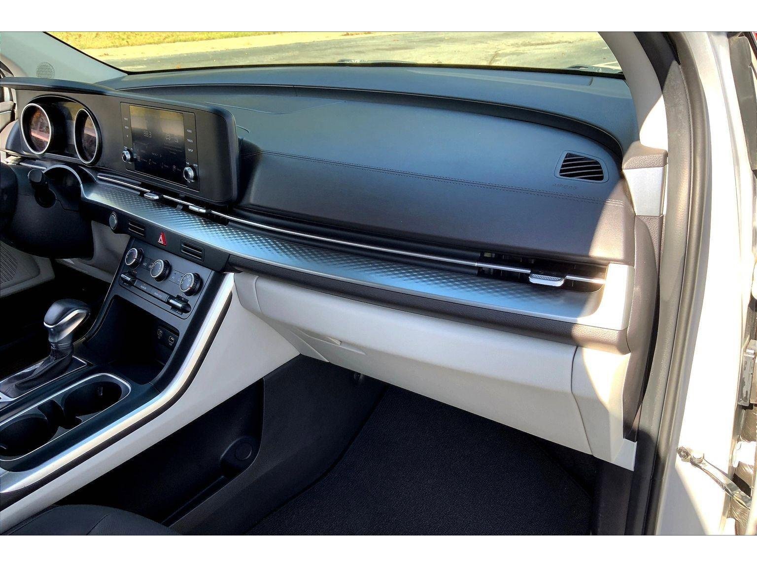 Used 2023 Kia Carnival LX image 15