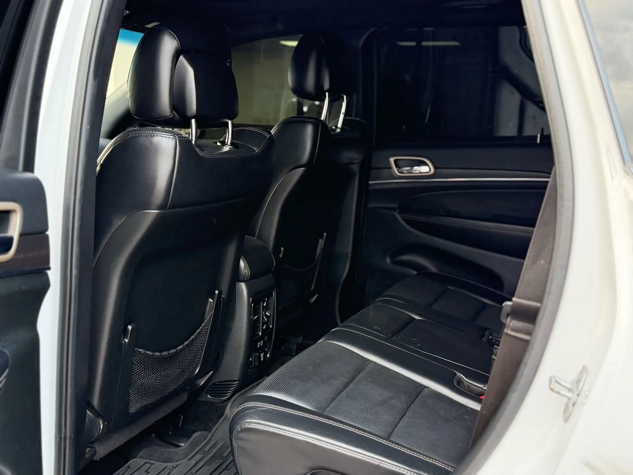 Used 2015 Jeep Grand Cherokee Limited w/ Luxury Group II image 14