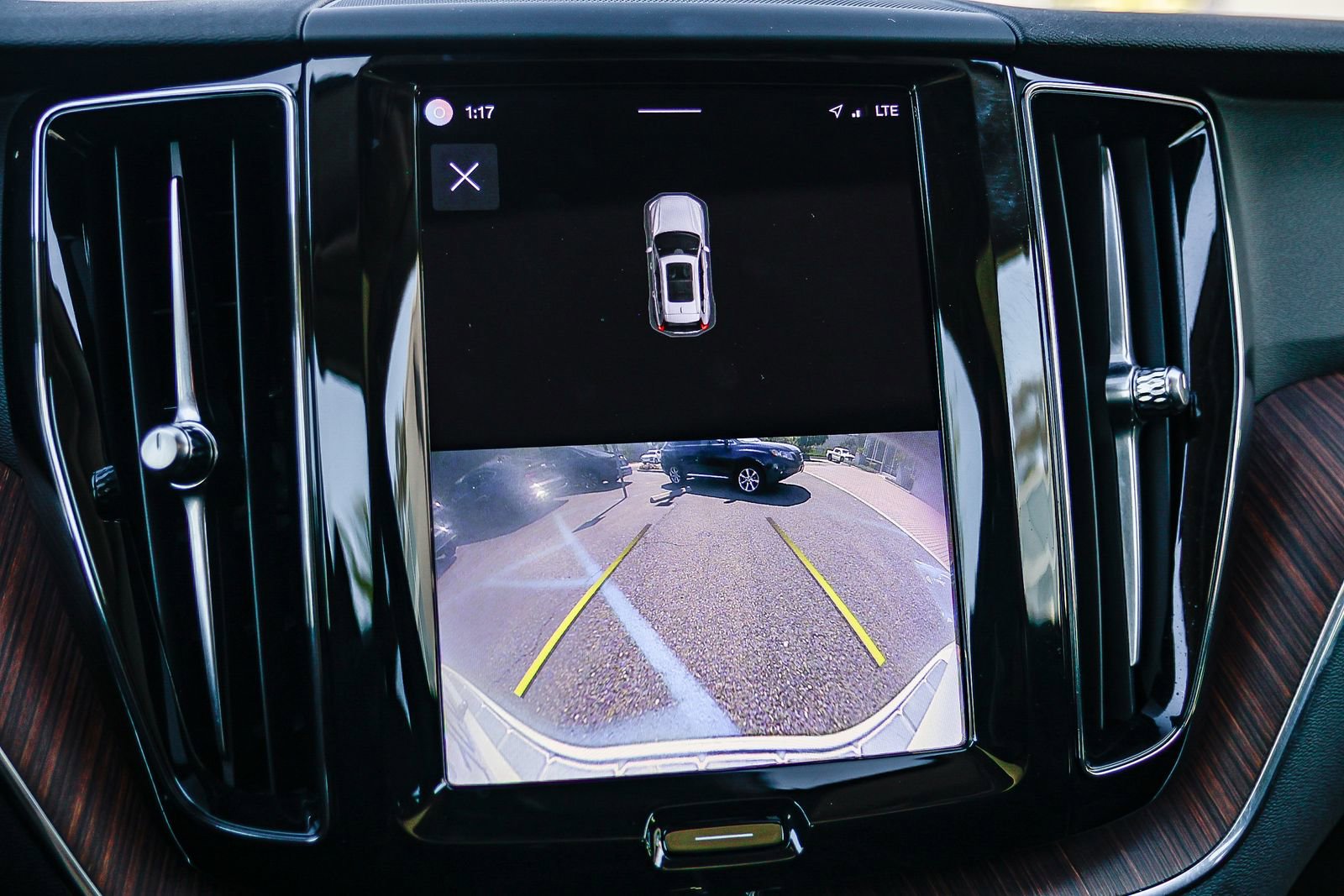 Used 2023 Volvo XC60 T8 Plus w/ Protection Package Premier image 27