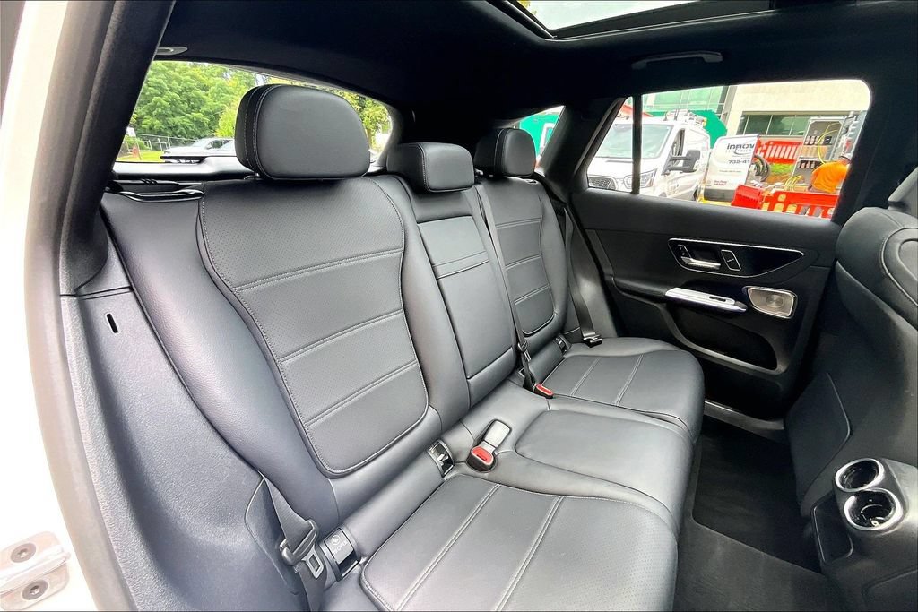 Used 2025 Mercedes-Benz GLC 350e 4MATIC image 29
