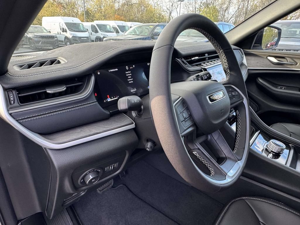 New 2025 Jeep Grand Cherokee Limited w/ Luxury Tech Group II AWD/4WD image 2
