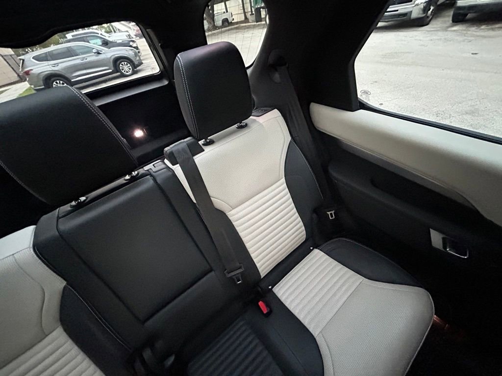 Used 2021 Land Rover Discovery S R-Dynamic image 14