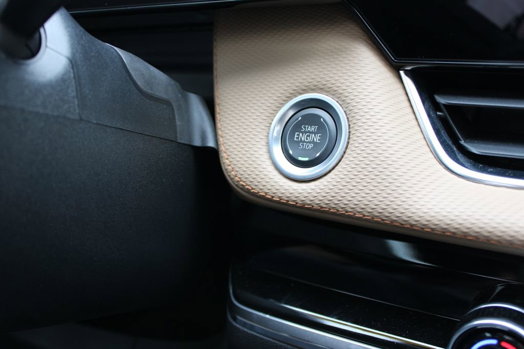 Used 2025 Chevrolet Equinox ACTIV w/ Safety and Technology Package image 42