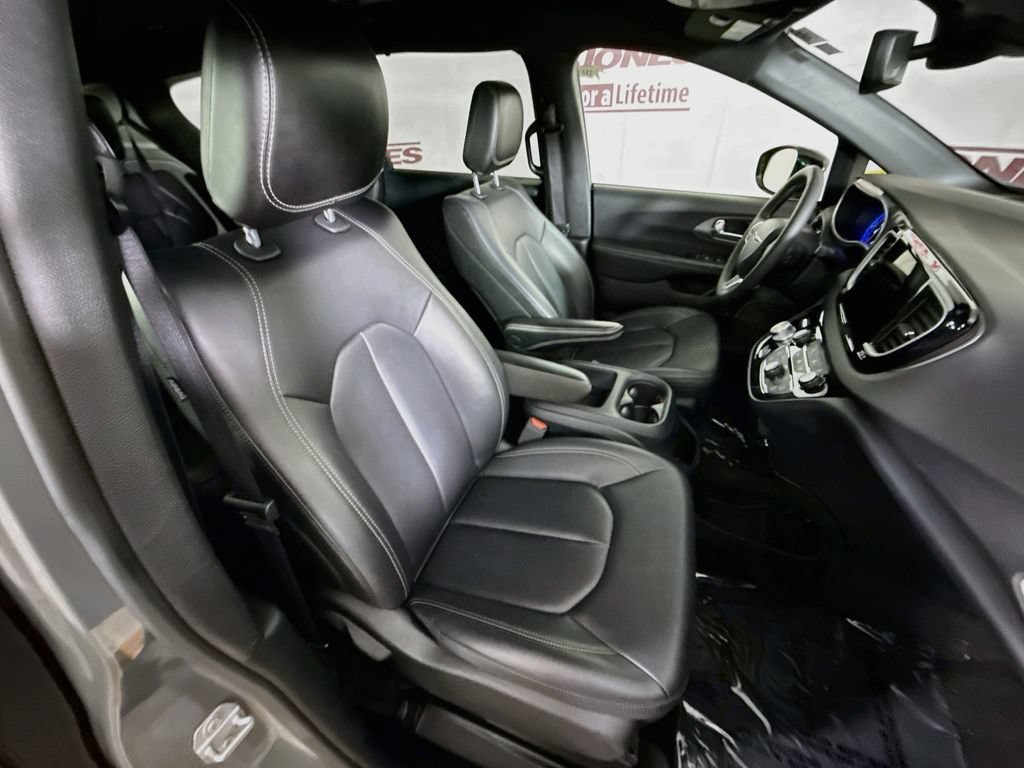 Used 2025 Chrysler Pacifica Select FWD image 33