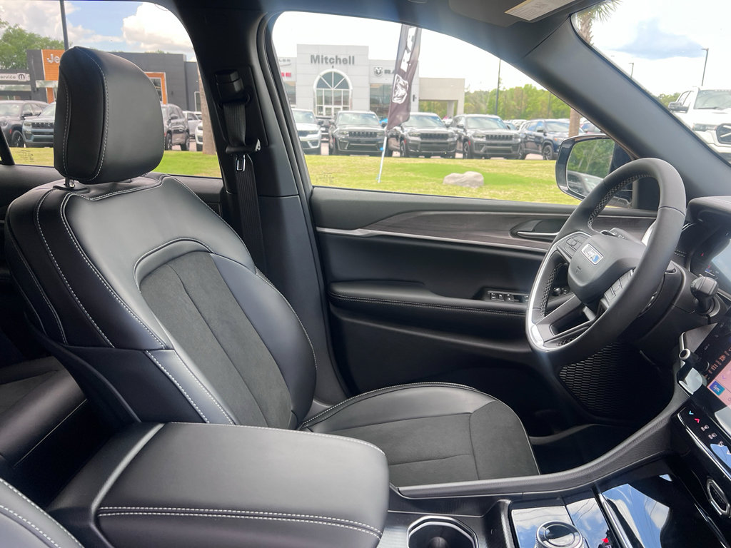 New 2026 Jeep Grand Cherokee Altitude RWD image 16