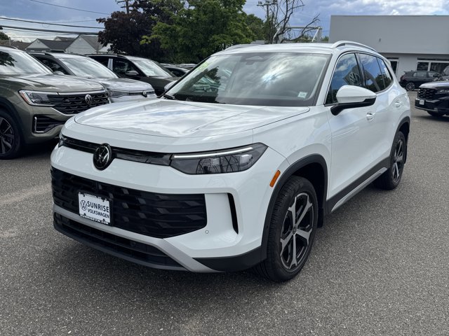 Used 2025 Volkswagen Tiguan SE AWD/4WD image 8