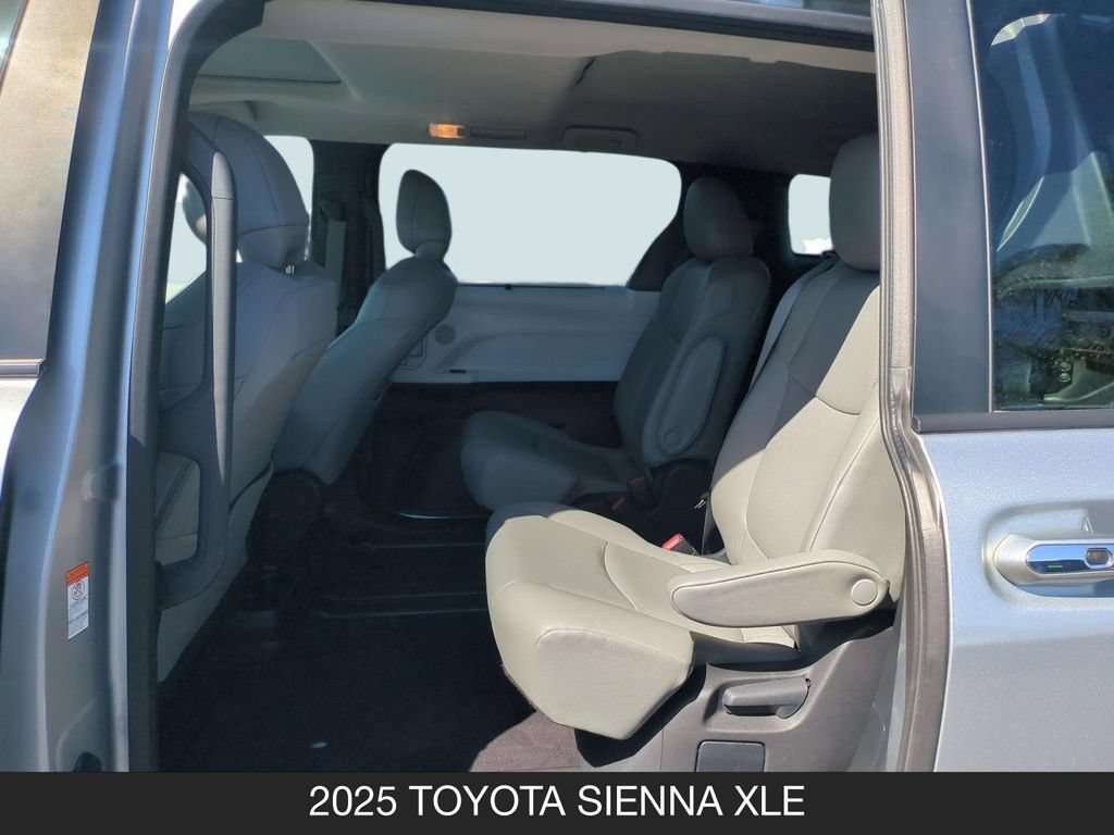 Used 2025 Toyota Sienna XLE FWD image 16