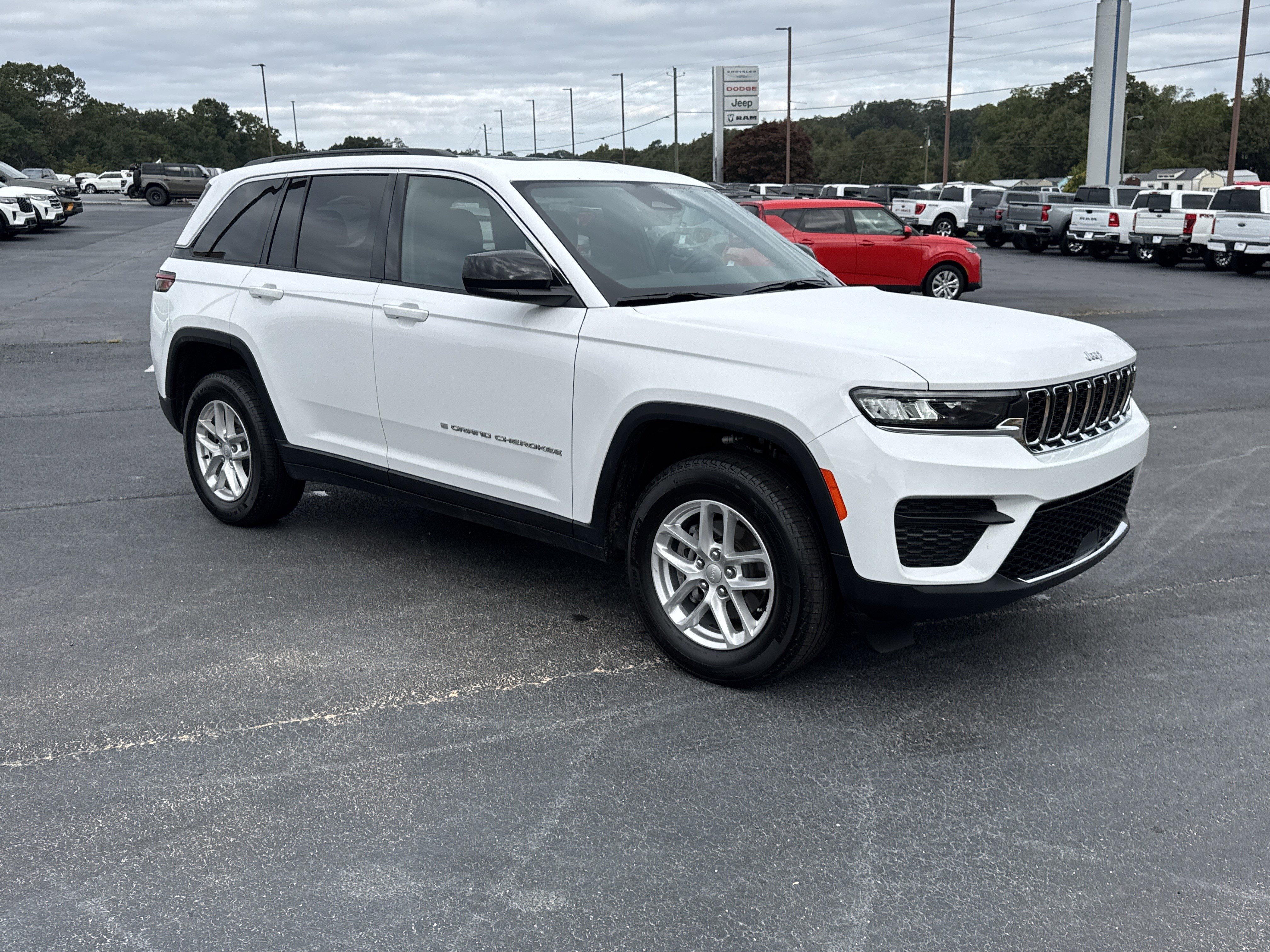 Used 2025 Jeep Grand Cherokee Laredo X w/ Luxury Tech Group I image 4