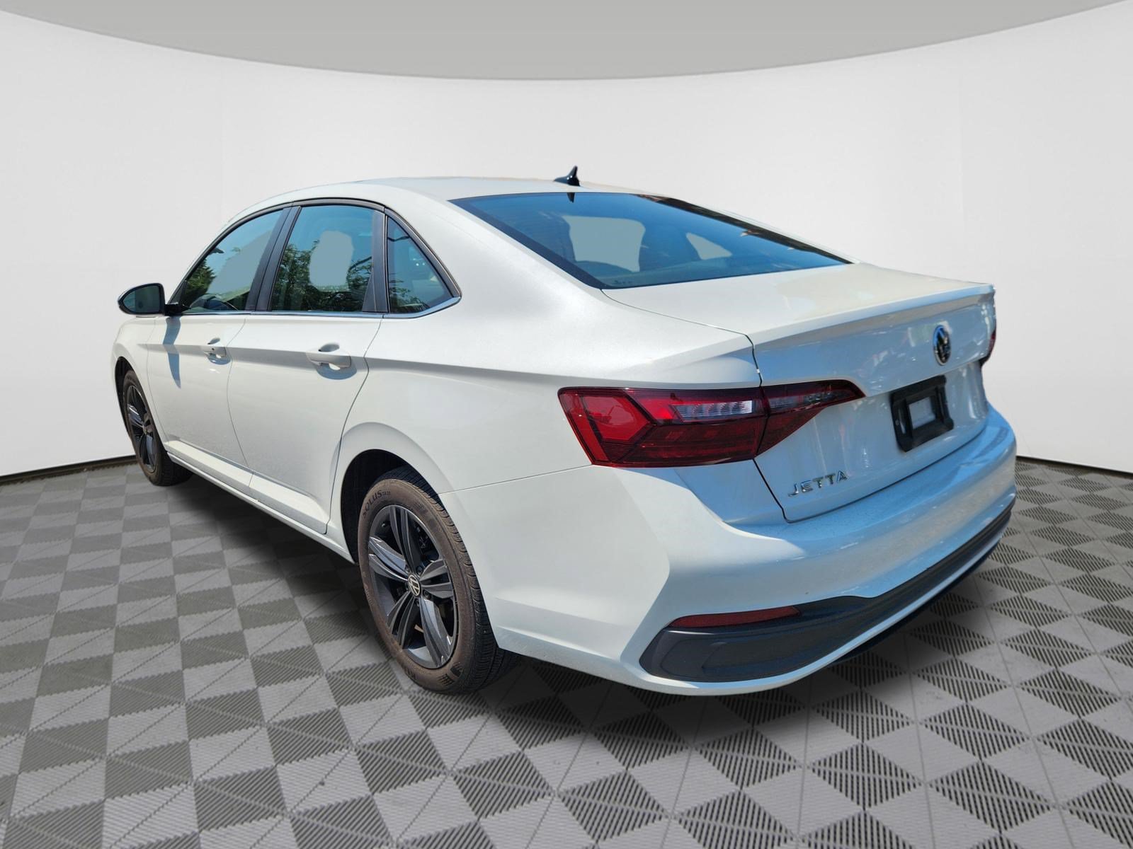 Used 2024 Volkswagen Jetta SE w/ Panoramic Sunroof Package FWD image 3