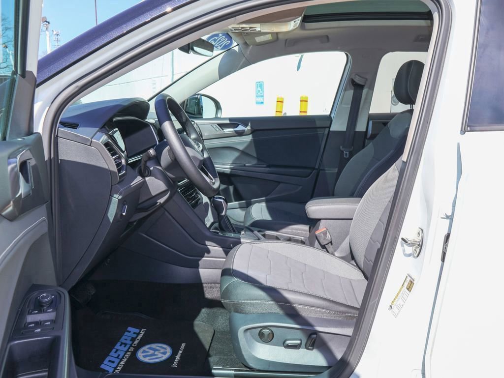 Certified 2025 Volkswagen Taos SE FWD image 11