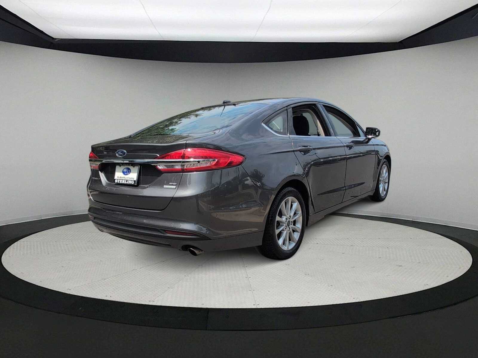 Used 2017 Ford Fusion SE FWD image 8